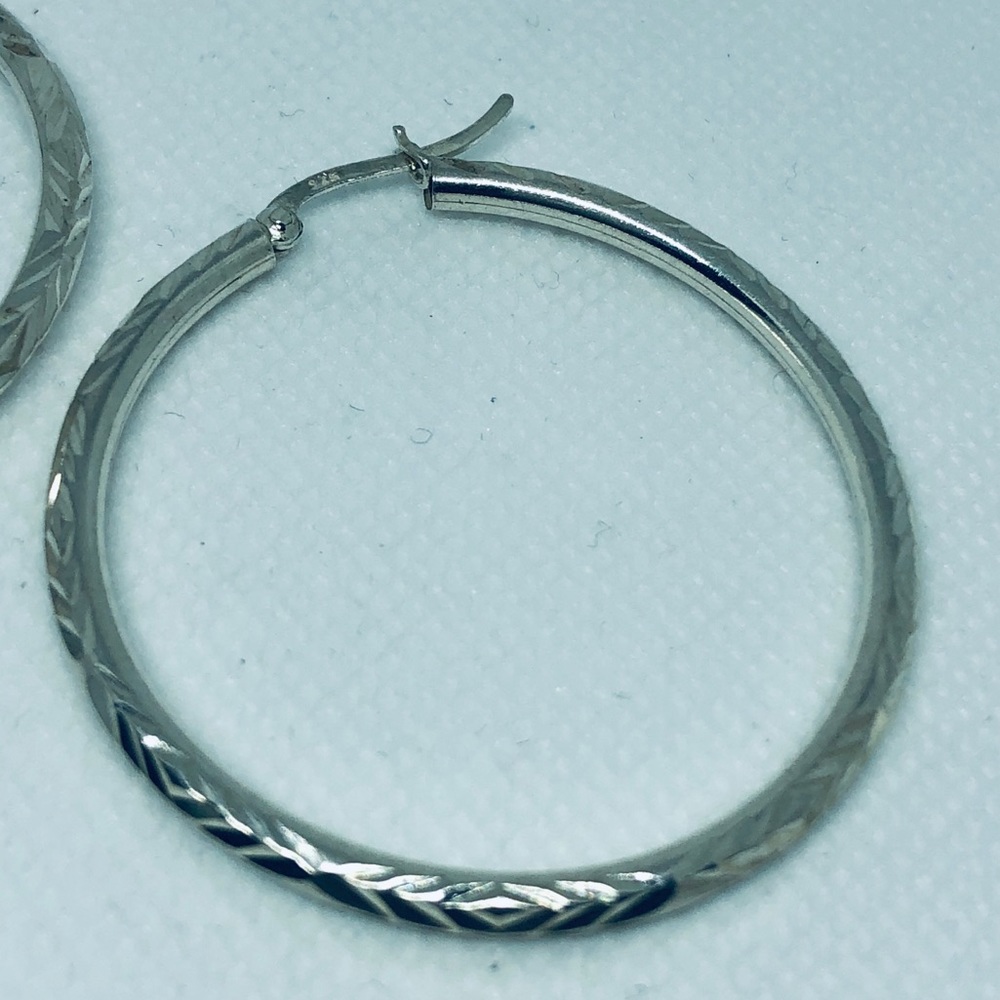PRECIOUS HOOPS- DIAMOND CUT DETAILS- 925 SS - Picture 4 of 9